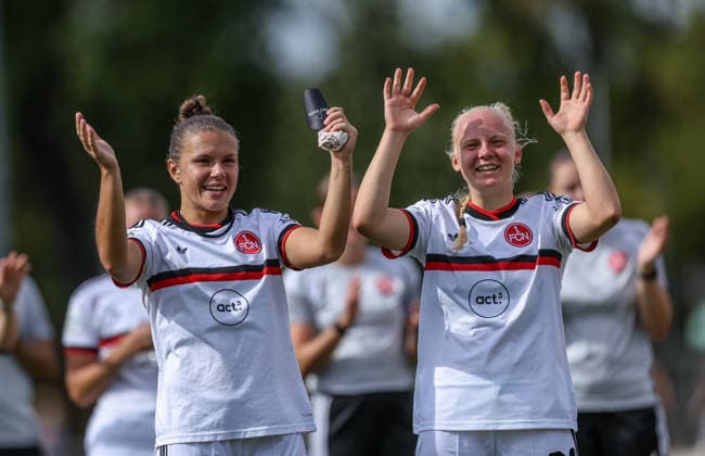 GER, Frankfurt, Eintracht Frankfurt vs 1. FC Nürnberg, Google Pixel Frauen Bundesliga, Fussball, DFB, Spielzeit 2026 2027, Stadion am Brentanobad, 2. Spieltag im Bild v.l.: Alexsandra Lobanova (FC Nürnberg Frauen 4), Keira Bednorz (FC Nürnberg Frauen 21) feiern den Punktgewinn mit den Fans DFB DFL REGULATIONS PROHIBIT ANY USE OF PHOTOGRAPHS AS IMAGE SEQUENCES AND OR QUASI-VIDEO, 30.08.2026 *** GER, Frankfurt, Eintracht Frankfurt vs. 1. FC Nürnberg, Google Pixel Women s Bundesliga, Soccer, DFB, 2026–2027 Season, Stadion am Brentanobad, Matchday 2 in pictures (from left): Alexsandra Lobanova, FC Nürnberg Women 4, Keira Bednorz (FC Nürnberg Women 21) celebrates earning a point with the fans. DFB and DFL regulations prohibit any use of photographs as image sequences and or quasi-video. August 30, 2026 Copyright: HMBxMedia HendrikxHamelau