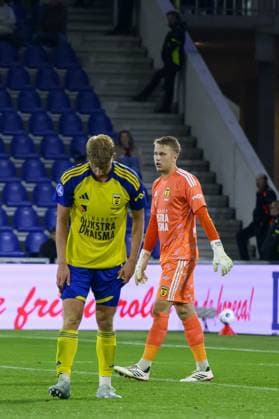 LEEUWARDEN - Disappointment for (lr) Billy van Duijl of SC Cambuur and SC Cambuur goalkeeper Thijs Jansen after the 0-4 defeat during the Dutch Eredivisie match between SC Cambuur and FC Twente at the Kooi Stadion on August 30, 2026, in Leeuwarden, the Netherlands. COR LASKER ANP Eredivisie 2026 27 xVIxANPxSportx xxANPxIVx 566633455 originalFilename: 566633455.jpg
