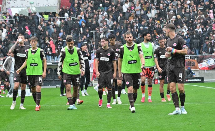 30.08.2026,GER Fußball, Männer, 2.BL, Spieltag 3, Saison 2026 2027, Hamburg, FC St. Pauli vs 1.FC Kaiserslautern die Mannschaft von Pauli lässt nach der Niederlage die Köpfe hängen DFB DFL regulations prohibit any use of photographs as image sequences and or quasi-video) Hamburg Millerntorstadion Hamburg Deutschland *** August 30, 2026, GER Soccer, Men, 2nd Division, Matchday 3, 2026–2027 Season, Hamburg, FC St. Pauli vs. 1. FC Kaiserslautern: The St. Pauli team hangs its head after the loss. DFB and DFL regulations prohibit any use of photographs as image sequences and or quasi-video. Millerntor Stadium, Hamburg, Germany Copyright: xnordphotoxGmbH xWitkex