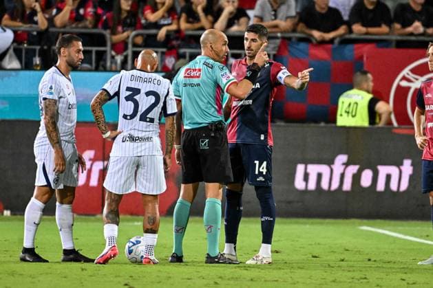 IPA87947453 - Michael Fabbri, Referee, Alessandro Deiola of Cagliari Calcio during the Cagliari Calcio vs. Inter - FC Internazionale Italian Serie A soccer match in Cagliari, Italy, on August 30, 2026  Copyright: xLuigixCanu IPAxSportx xx 87947453