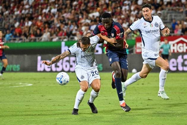 IPA87947457 - Hakan Calhanoglu of Inter and Paul Mendy of Cagliari Calcio during the Cagliari Calcio vs. Inter - FC Internazionale Italian Serie A soccer match in Cagliari, Italy, on August 30, 2026  Copyright: xLuigixCanu IPAxSportx xx 87947457