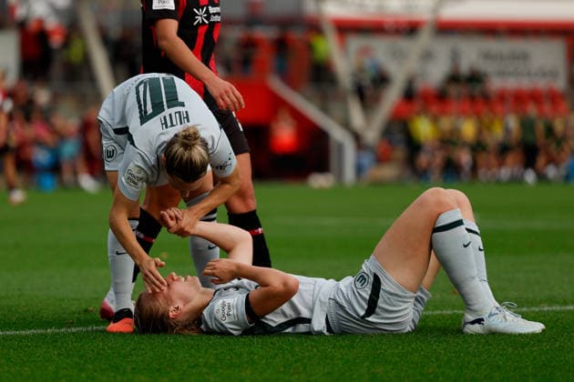 Fußball I Frauen I Bundesliga I Saison 2026-2027 I 2. Spieltag I Bayer 04 Leverkusen - VfL Wolfsburg I 30.08.2026 Svenja Huth (10, VfL Wolfsburg) erkundigt sich nach dem Wohlbefinden von Lieske Carleer (3, VfL Wolfsburg) Leverkusen Ulrich-Haberland-Stadion Niedersachsen Deutschland *** Soccer I Women s I Bundesliga I 2026–2027 Season I Matchday 2 I Bayer 04 Leverkusen vs. VfL Wolfsburg I August 30, 2026 Svenja Huth 10, VfL Wolfsburg inquires about Lieske Carleer s well-being 3, VfL Wolfsburg vs. Leverkusen at Ulrich Haberland Stadium, Lower Saxony, Germany Copyright: xLobeca CedricxSiefkerx