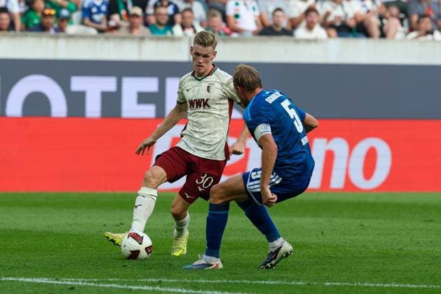 im Zweikampf, Aktion, mit Anton Kade 30 (FC Augsburg), Timo Becker 5 (FC Schalke 04), FC Augsburg vs. FC Schalke 04, Fussball, 1. Bundesliga, 1. Spieltag, 30.08.2026 DFB regulations prohibit any use of photographs as image sequences and or quasi-video Augsburg Bayern Deutschland *** One-on-one, action, featuring Anton Kade 30 (FC Augsburg) and Timo Becker 5 (FC Schalke 04), FC Augsburg vs. FC Schalke 04, soccer, Bundesliga 1, Matchday 1, August 30, 2026. DFB regulations prohibit any use of photographs as image sequences and or quasi-video. Augsburg, Bavaria, Germany Copyright: xkolbert-press ChristianxKolbertx