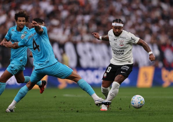 SAO PAULO, BRAZIL - AUGUST 30: Memphis delay Corinthians and. Lucas Veríssimo Santos during a Brasileirao 2026 match between Corinthians and Santos at Neo Quimica Arena in São Paulo, Brazil. (Photo by Alex Silva Sports Press Photo) Copyright: xAlexxSilvaxSportsxPressxPhotox Sportspressphoto_SPR220438
