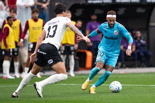 SAO PAULO, BRAZIL - AUGUST 30: Neymar Júnior of Santos (R) challenged by Gustavo Henrique of Corinthians (L) during a Brasileirao 2026 match between Corinthians and Santos at Neo Quimica Arena on August 30, 2026 in Sao Paulo, Brazil (Photo by Riquelve Nata Sports Press Photo SPP)  Copyright: xSportsxPressxPhotox Sportspressphoto_SPR220448