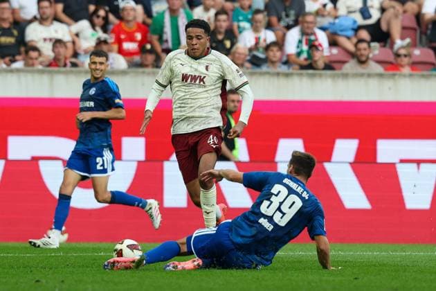 im Zweikampf, Aktion, mit Noahkai Banks 40 (FC Augsburg), Maximilian Woeber 39 (FC Schalke 04), FC Augsburg vs. FC Schalke 04, Fussball, 1. Bundesliga, 1. Spieltag, 30.08.2026 DFB regulations prohibit any use of photographs as image sequences and or quasi-video Augsburg Bayern Deutschland *** One-on-one, action, featuring Noahkai Banks (40, FC Augsburg) and Maximilian Wöber (39, FC Schalke 04), FC Augsburg vs. FC Schalke 04, soccer, Bundesliga 1, Matchday 1, August 30, 2026. DFB regulations prohibit any use of photographs as image sequences and or quasi-video. Augsburg, Bavaria, Germany Copyright: xkolbert-press ChristianxKolbertx