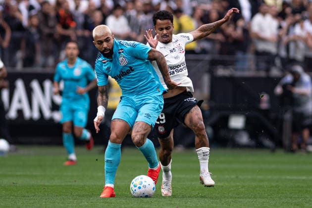 SAO PAULO, BRAZIL - AUGUST 30: Gabriel Barbosa of Santos (L) and Allan of Corinthians (R) fight for possession during a Brasileirao 2026 match between Corinthians and Santos at Neo Quimica Arena on August 30, 2026 in Sao Paulo, Brazil (Photo by Riquelve Nata Sports Press Photo SPP) Copyright: xSportsxPressxPhotox Sportspressphoto_SPR220460