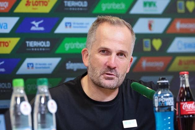 Chef-Trainer Manuel Baum (FC Augsburg) zufrieden auf der Pressekonferenz nach dem Spiel und dem Heimsieg, FC Augsburg vs. FC Schalke 04, Fussball, Maenner, Bundesliga, Saison 2026 2027, Hinrunde, 1. Spieltag, 30.08.2026 DFB regulations prohibit any use of photographs as image sequences and or quasi-video Augsburg Bayern Deutschland *** Head Coach Manuel Baum of FC Augsburg looked satisfied at the post-game press conference following the home victory: FC Augsburg vs. FC Schalke 04, Soccer, Men, Bundesliga, 2026–2027 Season, First Half of the Season, Matchday 1, August 30, 2026. DFB regulations prohibit any use of photographs as image sequences and or quasi-video. Augsburg, Bavaria, Germany Copyright: xkolbert-press MartinxAgüerax