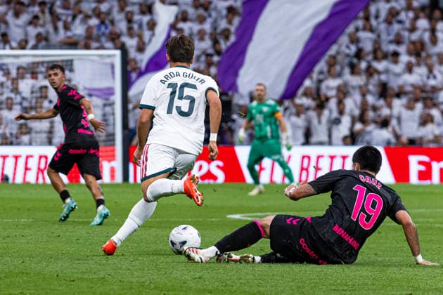 ESP Real Madrid CF vs. Málaga CF La Liga EA Sports Arda Güler of Real Madrid is defended by Juan Cruz of Málaga during the La Liga EA Sports match between Real Madrid and Málaga CF at Estadio Santiago Bernabéu on August 30, 2026, in Madrid, Spain Madrid Madrid Spain Soccer Copyright: xAlejandroxMatiasx
