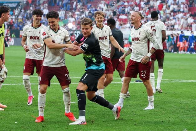 Fabian Rieder 32 (FC Augsburg) und Finn Dahmen 1 (FC Augsburg) jubeln bei den Fans ueber den Heimsieg, mit Rodrigo Ribeiro 9 (FC Augsburg), Yannik Keitel 14 (FC Augsburg) und Marius Wolf 27 (FC Augsburg), FC Augsburg vs. FC Schalke 04, Fussball, Maenner, Bundesliga, Saison 2026 2027, Hinrunde, 1. Spieltag, 30.08.2026 DFB regulations prohibit any use of photographs as image sequences and or quasi-video Augsburg Bayern Deutschland *** Fabian Rieder (32, FC Augsburg) and Finn Dahmen (1, FC Augsburg) celebrate the home victory with the fans, along with Rodrigo Ribeiro (9, FC Augsburg), Yannik Keitel (No. 14, FC Augsburg) and Marius Wolf (No. 27, FC Augsburg), FC Augsburg vs. FC Schalke 04, soccer, men’s, Bundesliga, 2026–2027 season, first half of the season, Matchday 1, August 30, 2026. DFB regulations prohibit any use of photographs as image sequences and or quasi-video. Augsburg, Bavaria, Germany Copyright: xkolbert-press MartinxAgüerax
