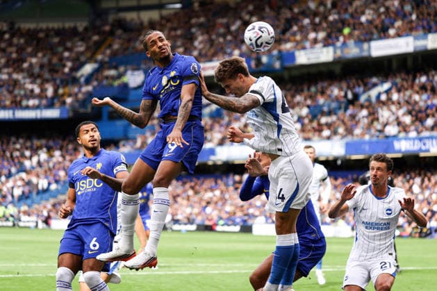 Chelsea gegen Brighton Hove Albion, 30. August 2026, London – Premier League – Fußball: Chelsea gegen Brighton Hove Albion. Joao Pedro von Chelsea gewinnt einen Kopfballduell gegen Luka Vuskovic von Brighton Hove Albion. Foto: Jacques Feeney. Abseits. London, Großbritannien  Copyright: xJacquesxFeeneyx xOffsidexOffside