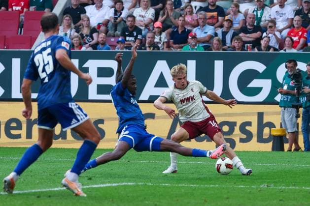 Hennes Behrens 16 (FC Augsburg) verlaedt Junior Dina Ebimbe 29 (FC Schalke 04), mit Nikola Katic 25 (FC Schalke 04), Aktion, FC Augsburg vs. FC Schalke 04, Fussball, Maenner, Bundesliga, Saison 2026 2027, Hinrunde, 1. Spieltag, 30.08.2026 DFB regulations prohibit any use of photographs as image sequences and or quasi-video Augsburg Bayern Deutschland *** Hennes Behrens (16, FC Augsburg) passes to Junior Dina Ebimbe (29, FC Schalke 04), with Nikola Katic (25, FC Schalke 04); action; FC Augsburg vs. FC Schalke 04; soccer; Men, Bundesliga, 2026–2027 season, first half of the season, Matchday 1, August 30, 2026. DFB regulations prohibit any use of photographs as image sequences and or quasi-video. Augsburg, Bavaria, Germany Copyright: xkolbert-press MartinxAgüerax
