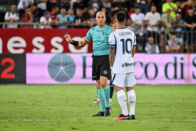 IPA87949324 - Michael Fabbri, Referee, Lautaro Martinez of Inter during the Cagliari Calcio vs. Inter - FC Internazionale Serie A soccer match in Cagliari, Italy, on August 30, 2026  Copyright: xLuigixCanu IPAxSportx xx 87949324