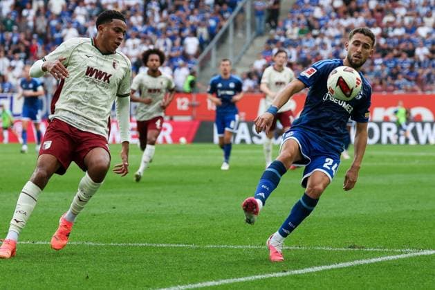 Noahkai Banks 40 (FC Augsburg) und Adil Aouchiche 24 (FC Schalke 04) in Aktion, FC Augsburg vs. FC Schalke 04, Fussball, Maenner, Bundesliga, Saison 2026 2027, Hinrunde, 1. Spieltag, 30.08.2026 DFB regulations prohibit any use of photographs as image sequences and or quasi-video Augsburg Bayern Deutschland *** Noahkai Banks (40), FC Augsburg, and Adil Aouchiche (24), FC Schalke 04, in action; FC Augsburg vs. FC Schalke 04; soccer; men s; Bundesliga; 2026–2027 season; First Half of the Season, Matchday 1, August 30, 2026. DFB regulations prohibit any use of photographs as image sequences and or quasi-video. Augsburg, Bavaria, Germany Copyright: xkolbert-press MartinxAgüerax