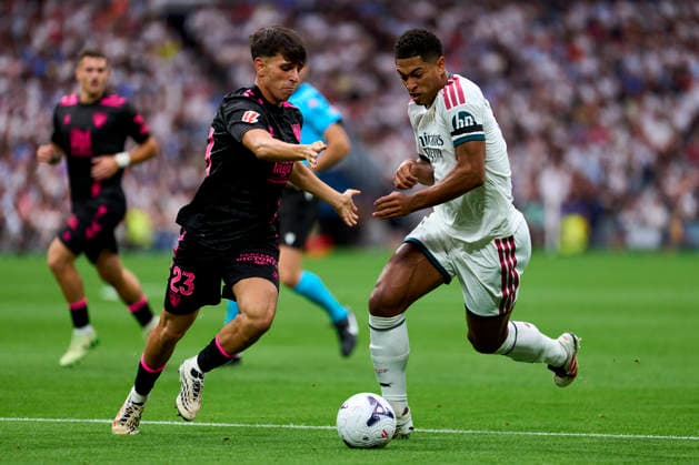 SOCCER- La Liga EA match between Real Madrid CF and Malaga CF at Santiago Bernabeu Stadium, on August 30, 2026. Jude Bellingham of Real Madrid CF battles for the ball with Izan Merino of Malaga CF during the La Liga EA Sport match between Real Madrid CF and Malaga CF at Santiago Bernabeu Stadium, on August 30, 2026. Madrid Madrid Spain EDITORIAL USE ONLY Copyright: xx SENIS-CEBOLLAx xALFAQUIx dpphotos201988