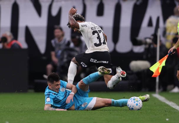 SAO PAULO, BRAZIL - AUGUST 30: Kaio césar Corinthians and. Escobar Santos during a Brasileirao 2026 match between Corinthians and Santos at Neo Quimica Arena in São Paulo, Brazil. (Photo by Alex Silva Sports Press Photo) Copyright: xAlexxSilvaxSportsxPressxPhotox Sportspressphoto_SPR220593
