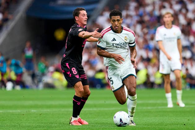 SOCCER- La Liga EA match between Real Madrid CF and Malaga CF at Santiago Bernabeu Stadium, on August 30, 2026. Jude Bellingham of Real Madrid CF battles for the ball with Carlos Dotor of Malaga CF during the La Liga EA Sport match between Real Madrid CF and Malaga CF at Santiago Bernabeu Stadium, on August 30, 2026. Madrid Madrid Spain EDITORIAL USE ONLY Copyright: xx SENIS-CEBOLLAx xALFAQUIx dpphotos202038