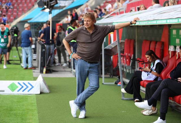 Fussball, Herren, Saison 2026 2027, FC Augsburg - FC Schalke 04, Bundesliga, WWK Arena Youri Mulder, Direktor Profifußball (FC Schalke 04) stehend vor der Auswechselbank DFL DFB regulations prohibit any use of photographs as image sequences and or quasi-video *** Soccer, Men s, 2026–2027 Season, FC Augsburg vs. FC Schalke 04, Bundesliga, WWK Arena: Youri Mulder, Director of Professional Soccer at FC Schalke 04, standing in front of the bench. DFL and DFB regulations prohibit any use of photographs as image sequences and or quasi-video.