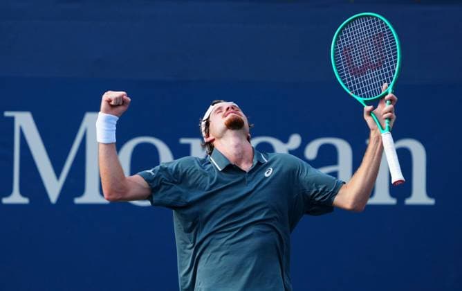 Toby Samuel celebrates his first round win over Tomas Machac 2026 US Open, Day One, USTA Billie Jean King National Tennis Center, New York, USA - 30 Aug 2026New York USTA Billie Jean King National T New York (NY) United States of America EDITORIAL USE ONLY No use with unauthorised audio, video, data, fixture lists, club league logos or live services. Online in-match use limited to 120 images, no video emulation. No use in betting, games or single club league player publications.  Copyright: xJavierxGarcia Shutterstockx 17124546bf