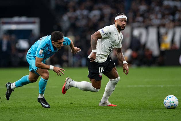 SAO PAULO, BRAZIL - AUGUST 30: Memphis Depay of Corinthians (R) chased by Davi Fernandes of Santos (L) during a Brasileirao 2026 match between Corinthians and Santos at Neo Quimica Arena on August 30, 2026 in Sao Paulo, Brazil (Photo by Riquelve Nata Sports Press Photo SPP) Copyright: xSportsxPressxPhotox Sportspressphoto_SPR220602