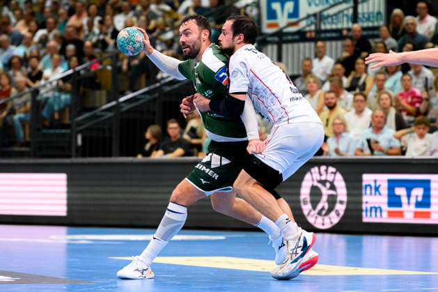 Wetzlar HBL 26 27 HSG Wetzlar SG BBM Bietigheim; from left, in a one-on-one battle: Nikolaj Laeso (Wetzlar) and Dominik Claus (Bietigheim); Wetzlar Buderus Arena, Germany