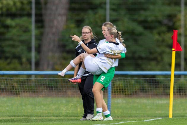 Northeast Regional League Women s Division 1: FFC Turbine Potsdam II vs. FFV Erfurt, Potsdam, August 30, 2026. Linnea Ehmann, physical therapist, FFV Erfurt (left), Martha Louise Frieling 12 1 FFV Erfurt, Maja Felicitas Bauerschmidt 10 1 FFV Erfurt is injured. Northeast Regional League Women s 1 FFC Turbine Potsdam II vs. 1 FFV Erfurt Sportforum Potsdam Waldstadt Schlaatz August 30, 2026 Copyright: xBEAUTIFULxSPORTS Duehringx