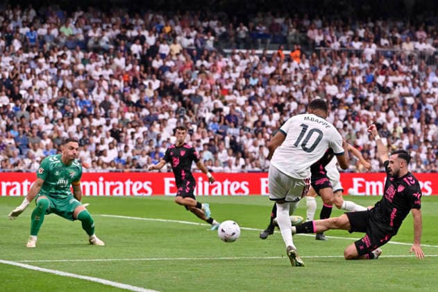 August 30, 2026, Madrid, Madrid, Spain: 10 KYLIAN MBAPPE of Real Madrid CF shoots for goal during the match on Matchday 3 of the 2026-27 National League First Division Championship between REAL MADRID C.F. and MALAGA CF, played at the Bernabeu Stadium on August 30, 2026, in Madrid, Spain. Madrid Spain - ZUMAc312 20260830_zsp_c312_245 Copyright: xOscarxManuelxSanchezx