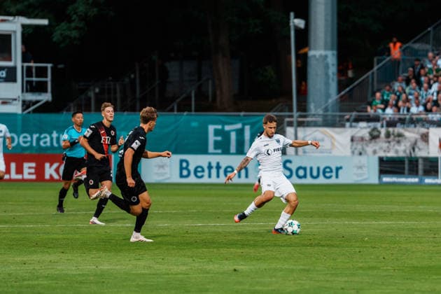 Germany Men s Soccer 3rd Division 2026–2027, Matchday 3: FC Viktoria Köln vs. SC Preußen Münster; Köln s Louis Kolbe and SC Preußen Münster; 2: a pass, build-up play, attack, possession Copyright: xThiemoxRudolphx