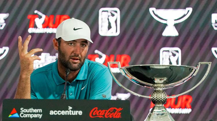 August 30, 2026, Atlanta, Georgia, USA: Scottie Scheffler (USA) speaks to the media with the trophy after winning the final round of the 2026 TOUR Championship at East Lake Golf Club. PGA, Golf Herren 2026: TOUR Championship - Final Round  - ZUMAw109 20260830_fap_w109_036 Copyright: xDebbyxWongx