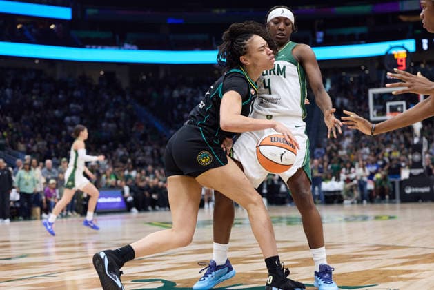 August 30, 2026, Seattle, Washington, USA: Los Angeles Sparks forward DEARICA HAMBY (5) makes contact while controlling the ball in the first quarter of the WNBA, Basketball Damen, USA match between the Seattle Storm and Los Angeles Sparks at Climate Pledge Arena in Seattle. Seattle USA - ZUMAd218 20260830_zsp_d218_003 Copyright: xRichardxDizonx