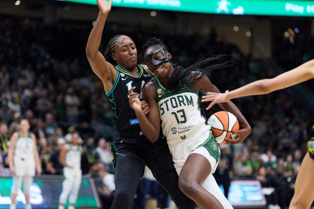 August 30, 2026, Seattle, Washington, USA: Seattle Storm forward-center EZI MAGBEGOR (13) controls the ball while defended by Los Angeles Sparks forward NNEKA OGWUMIKE (30) in the first quarter of the WNBA, Basketball Damen, USA match between the Seattle Storm and Los Angeles Sparks at Climate Pledge Arena in Seattle. WNBA 2026: Los Angeles 90:74 Seattle  - ZUMAd218 20260830_zsp_d218_005 Copyright: xRichardxDizonx