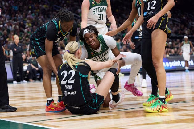 August 30, 2026, Seattle, Washington, USA: Seattle Storm center DOMINIQUE MALONGA (14) and Los Angeles Sparks forward CAMERON BRINK (22) fall to the floor and help each other up in the first quarter of the WNBA, Basketball Damen, USA match between the Seattle Storm and Los Angeles Sparks at Climate Pledge Arena in Seattle. Seattle USA - ZUMAd218 20260830_zsp_d218_017 Copyright: xRichardxDizonx