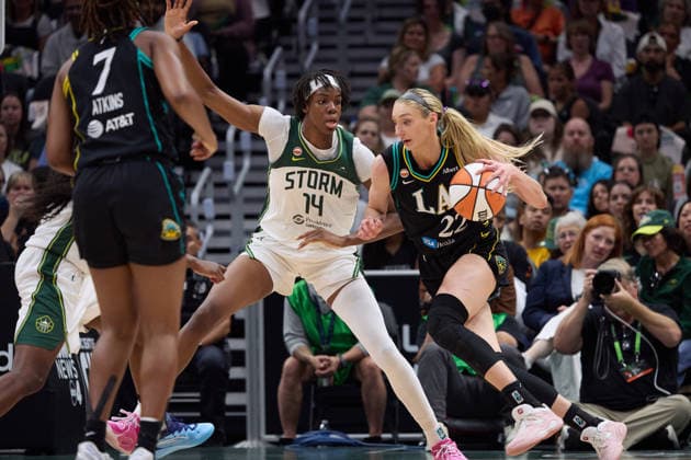 August 30, 2026, Seattle, Washington, USA: Los Angeles Sparks forward CAMERON BRINK (22) controls the ball while defended by Seattle Storm center DOMINIQUE MALONGA (14) in the second quarter of the WNBA, Basketball Damen, USA match between the Seattle Storm and Los Angeles Sparks at Climate Pledge Arena in Seattle. Seattle USA - ZUMAd218 20260830_zsp_d218_020 Copyright: xRichardxDizonx