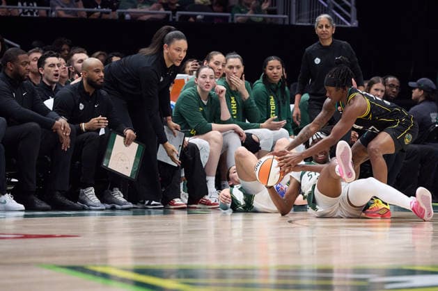 August 30, 2026, Seattle, Washington, USA: The Seattle Storm bench watches as center DOMINIQUE MALONGA (14) and Los Angeles Sparks guard ERICA WHEELER (17) fight for control of the ball in the third quarter of the WNBA, Basketball Damen, USA match between the Seattle Storm and Los Angeles Sparks at Climate Pledge Arena in Seattle. Seattle USA - ZUMAd218 20260830_zsp_d218_045 Copyright: xRichardxDizonx