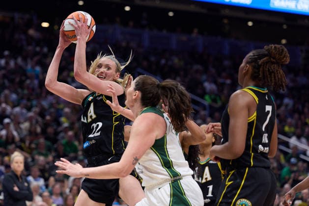 August 30, 2026, Seattle, Washington, USA: Los Angeles Sparks forward CAMERON BRINK (22) controls the ball in the fourth quarter of the WNBA, Basketball Damen, USA match between the Seattle Storm and Los Angeles Sparks at Climate Pledge Arena in Seattle. WNBA 2026: Los Angeles 90:74 Seattle  - ZUMAd218 20260830_zsp_d218_053 Copyright: xRichardxDizonx