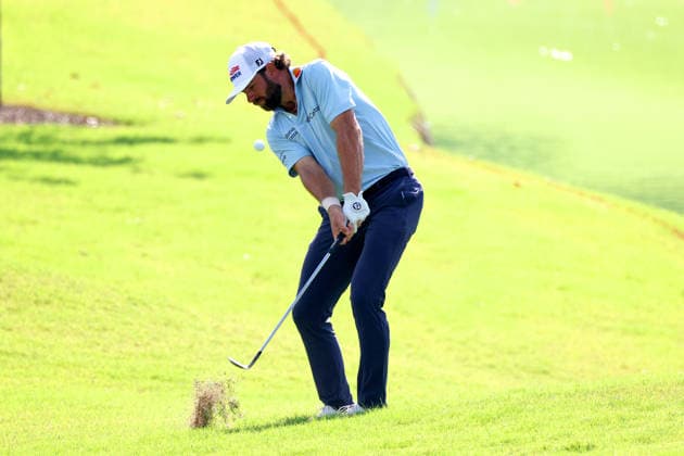 ATLANTA, GA - AUGUST 30: Cameron Young of the United State of America chips onto the 18th green during the fourth and final round of the PGA, Golf Herren Tour Championship on August 30, 2026 at East Lake Golf Club in Atlanta, Georgia. (Photo by David J. Griffin Icon Sportswire) GOLF: AUG 30 PGA Tour Championship EDITORIAL USE ONLY Icon9532608301136