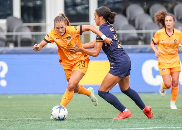 SEATTLE, WA - AUGUST 30: (left to right) Houston Dash forward Kate Faasse (23) keeps the ball away from Seattle Reign FC defender Jordyn Bugg (23) in the first half during the NWSL match between the Houston Dash and Seattle Reign on August 30, 2026 at Lumen Field in Seattle, Washington. (Photo by Leslie Plaza Johnson Icon Sportswire) SOCCER: AUG 30 NWSL Seattle Reign FC vs Houston Dash EDITORIAL USE ONLY Icon260830001