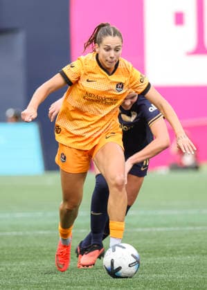 SEATTLE, WA - AUGUST 30: Houston Dash midfielder Kat Rader (22) in action in the first half during the NWSL match between the Houston Dash and Seattle Reign on August 30, 2026 at Lumen Field in Seattle, Washington. (Photo by Leslie Plaza Johnson Icon Sportswire) SOCCER: AUG 30 NWSL Seattle Reign FC vs Houston Dash EDITORIAL USE ONLY Icon260830008