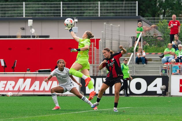 Rafaela Borggräfe of Bayer 04 Leverkusen during the Google Pixel Frauen Bundesliga game between Bayer 04 Leverkusen and VfL Wolfsburg at Ulrich - Haberland Stadium in Leverkusen, Germany  Copyright: xLeoniexKiehlx xSPPx Sportspressphoto_SPR221056