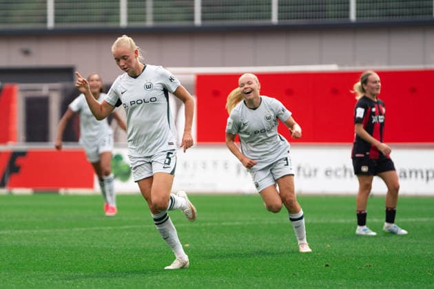 Ella Peddemors of VfL Wolfsburg scoring during the Google Pixel Frauen Bundesliga game between Bayer 04 Leverkusen and VfL Wolfsburg at Ulrich - Haberland Stadium in Leverkusen, Germany  Copyright: xLeoniexKiehlx xSPPx Sportspressphoto_SPR221062