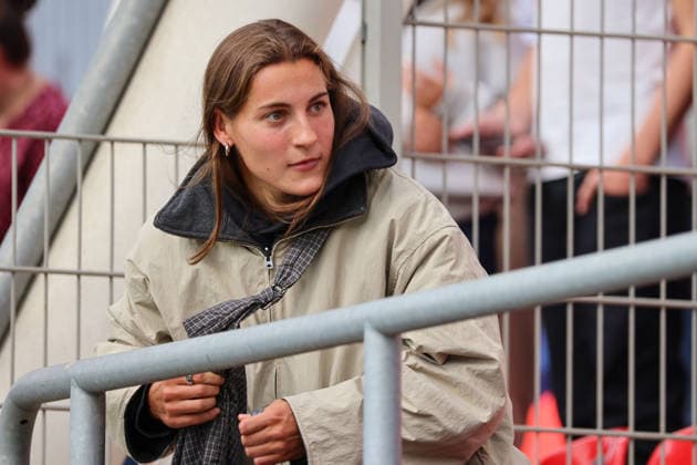 Leverkusen, Deutschland: 30.08.2026 - 1. Frauenbundesliga 2026 2027 - Bayer Leverkusen Frauen vs. VfL Wolfsburg Frauen Im Bild: Carlotta Wamser (Leverkusen), nicht im Kader, vermutlich vor einem Transfer, der Gerüchten zufolge bald öffentlich wird *** Leverkusen, Germany, August 30, 2026, Women s Bundesliga 2026–2027, Bayer Leverkusen Women vs. VfL Wolfsburg Women. Pictured: Carlotta Wamser of Leverkusen, not on the roster, presumably on the verge of a transfer that, according to rumors, will soon be made public. Copyright: HMBxMedia MadeleinexFantini