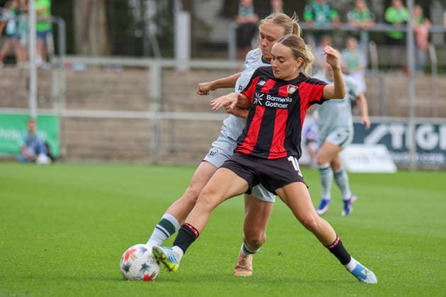 Leverkusen, Deutschland: 30.08.2026 - 1. Frauenbundesliga 2026 2027 - Bayer Leverkusen Frauen vs. VfL Wolfsburg Frauen Im Bild: v.li. im Zweikampf Weronika Arasniewicz (Wolfsburg) und Sofie Zdebel (Leverkusen) *** Leverkusen, Germany, August 30, 2026, Women s Bundesliga 2026–2027: Bayer Leverkusen Women vs. VfL Wolfsburg Women. Pictured, from left, in a tackle: Weronika Arasniewicz (Wolfsburg) and Sofie Zdebel (Leverkusen) Copyright: HMBxMedia MadeleinexFantini