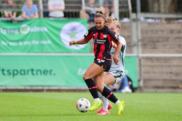 Leverkusen, Deutschland: 30.08.2026 - 1. Frauenbundesliga 2026 2027 - Bayer Leverkusen Frauen vs. VfL Wolfsburg Frauen Im Bild: v.li. im Zweikampf Maja Sternad (Leverkusen) und Sophia Kleinherne (Wolfsburg) *** Leverkusen, Germany, August 30, 2026, Women s Bundesliga 2026–2027, Bayer Leverkusen Women vs. VfL Wolfsburg Women. Pictured, from left, in a tackle: Maja Sternad (Leverkusen) and Sophia Kleinherne (Wolfsburg). Copyright: HMBxMedia MadeleinexFantini