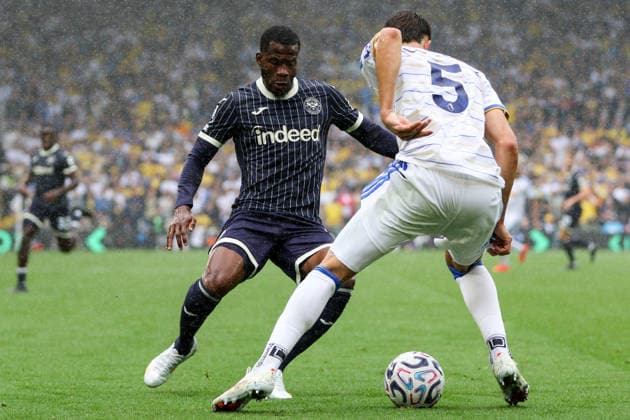 LEEDS, ENGLAND - AUGUST 30: Dango Ouattara of Brentford controls the ball during the Premier League match between Leeds United and Brentford at Elland Road on August 30, 2026 in Leeds, England. Copyright: xSeanxChandlerx xSPPx Sportspressphoto_SPR221135
