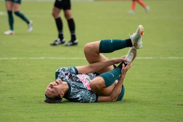 Washington D.C., United States, August 30th 2026: Ashley Hatch (33 Washington Spirit) falls after a collision during the National Women s Soccer League match between the Washington Spirit and Bay FC at Audi Field in Washington, D.C., United States. (Taneen Momeni SPP) Copyright: xTaneenxMomenix xSPPx spp-en-TaMoSp-260823_WashingtonSpiritvsBayFC_TaneenMomeni25
