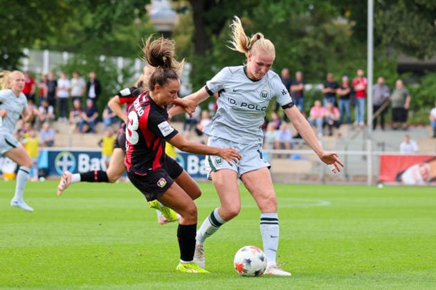 Leverkusen, Deutschland: 30.08.2026 - 1. Frauenbundesliga 2026 2027 - Bayer Leverkusen Frauen vs. VfL Wolfsburg Frauen Im Bild: v.li. im Zweikampf Maja Sternad (Leverkusen) und Camilla Küver Kuever (Wolfsburg) *** Leverkusen, Germany, August 30, 2026, Women s Bundesliga 2026–2027, Bayer Leverkusen Women vs. VfL Wolfsburg Women. Pictured, from left, in a tackle: Maja Sternad (Leverkusen) and Camilla Küver (Wolfsburg). Copyright: HMBxMedia MadeleinexFantini