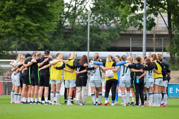 Leverkusen, Deutschland: 30.08.2026 - 1. Frauenbundesliga 2026 2027 - Bayer Leverkusen Frauen vs. VfL Wolfsburg Frauen Im Bild: Die Spielerinnen vom VfL Wolfsburg bilden einen Mannschaftskreis zum Schulterschluss nach der Partie in Leverkusen *** Leverkusen, Germany, August 30, 2026, Women s Bundesliga 2026–2027, Bayer Leverkusen Women vs. VfL Wolfsburg Women. Pictured: The VfL Wolfsburg players form a team circle to show solidarity after the match in Leverkusen. Copyright: HMBxMedia MadeleinexFantini