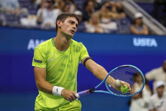 US Open tennis tournament - Day 1 Mariano Navone of Argentina in action against Novak Djokovic of Serbia during the Men™s Singles round one of the US Open Tennis Championships at the USTA Billie Jean King National Tennis Center in Flushing Meadows, New York, USA, 30 August 2026. The 2026 US Open tournament runs from 23 August through 13 September. FLUSHING MEADOWS NEW YORK United States  Copyright: xSARAHxYENESELx
