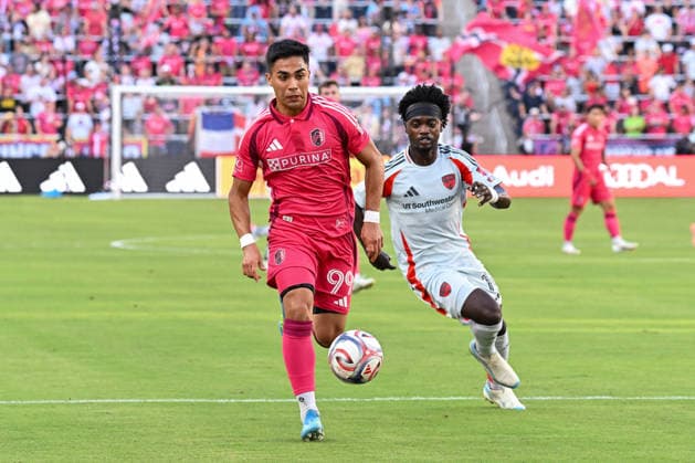 ST. LOUIS, MO - AUGUST 30: Jaziel Orozco (99) of the St. Louis CITY SC outraces Santiago Moreno (10) of the FC Dallas to the ball during the MLS, Fussball Herren, USA regular season match where St. Louis CITY SC hosted FC Dallas on Sunday August 30th, 2026, at Energizer Park in St. Louis City, MO. (Photo by Rick Ulreich Icon Sportswire) SOCCER: AUG 30 MLS St. Louis CITY SC vs FC Dallas EDITORIAL USE ONLY Icon26083007