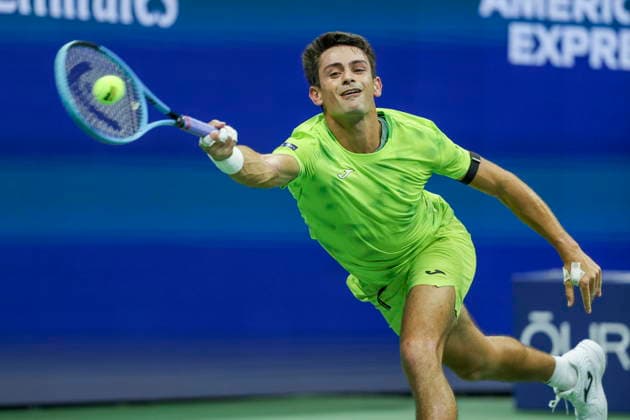 US Open tennis tournament - Day 1 Mariano Navone of Argentina in action against Novak Djokovic of Serbia during the Men™s Singles round one of the US Open Tennis Championships at the USTA Billie Jean King National Tennis Center in Flushing Meadows, New York, USA, 30 August 2026. The 2026 US Open tournament runs from 23 August through 13 September. FLUSHING MEADOWS NEW YORK United States  Copyright: xSARAHxYENESELx